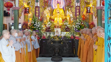 Trang nghiêm khóa lễ Bố-tát tại chánh điện chùa Linh Sơn Hải Hội