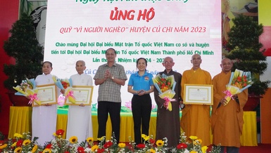 UBMTTQVN H.Củ Chi trao thư cảm ơn đến Ban Trị sự GHPGVN H.Củ Chi và Ban Cai quản Họ đạo Cao Đài 