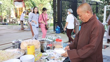 Thượng tọa Thích An Thường kiểm tra các khâu chuẩn bị cho ngày hội ẩm thực chay
