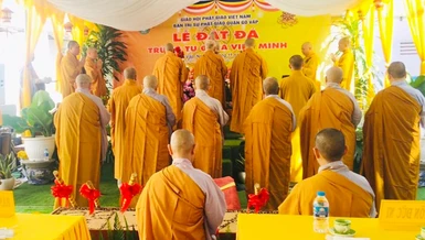 Chư tôn đức thực hiện nghi thức đặt đá trùng tu chùa Viên Minh 