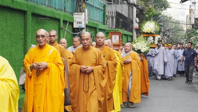 Chư tôn đức trong lễ di quan Sư cô Thích nữ Huệ Thanh đến nơi trà-tỳ 