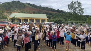 Tặng áo ấm đến các em nhỏ vùng biên giới H.Đắk Glong, Đắk Nông