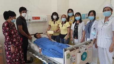 Đoàn Ban từ thiện xã hội Báo Giác Ngộ trao tiền hỗ trợ viện phí đến bệnh nhân tại Bệnh viện Hùng Vương, TP.HCM
