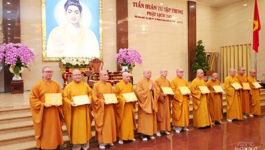 Hòa thượng Thích Lệ Trang trao chứng nhận đến chư tôn đức khóa huân tu tập trung tại Việt Nam Quốc Tự
