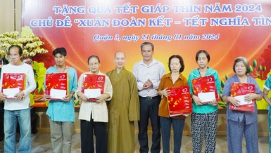 Tặng quà Tết Giáp Thìn đến bà con khó khăn trên địa bàn Q.3, TP.HCM