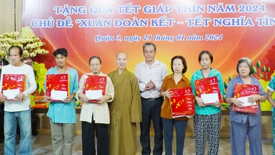 Tặng quà Tết Giáp Thìn đến bà con khó khăn trên địa bàn Q.3, TP.HCM