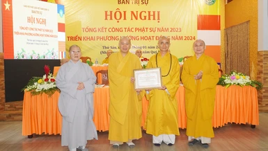 Thượng tọa Thích Thiện Quý trao Bằng Tuyên dương công đức của Ban Trị sự GHPGVN TP.HCM đến tập thể Ban Trị sự GHPGVN Q.12 