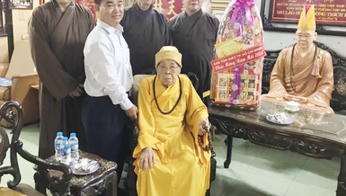 Đoàn Ban Tôn giáo TP.HCM thăm, chúc Tết đến Trưởng lão Hòa thượng Thích Hiển Tu, chư Tăng chùa Xá Lợi