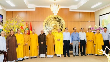 Đoàn Ban Trị sự GHPGVN tỉnh chụp ảnh lưu niệm nhân chuyến thăm, chúc Tết đến lãnh đạo Tỉnh ủy