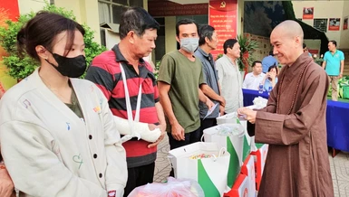 Thượng tọa Thích Đạo Phước, trụ trì chùa Thiền Giác (TP.Thủ Đức) trao quà đến bà con P.Phú Hữu