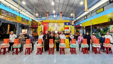 Chùa Hoằng Linh tặng quà Tết đến bà con khó khăn tại địa phương 