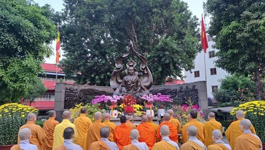  Chư tôn đức Tăng Ni Ban Trị sự GHPGVN Q.3 tưởng niệm tại Công viên Tượng đài Bồ-tát Thích Quảng Đức