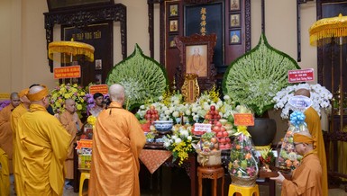 Đức Pháp chủ dâng hương tưởng niệm chung thất Trưởng lão Hòa thượng Thích Hiển Tu tại chùa Phật Học Xá Lợi