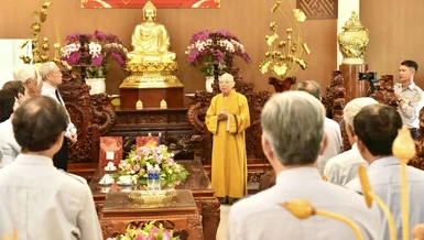 Đoàn Phân ban Gia đình Phật tử T.Ư vấn an đến Hòa thượng Thích Quảng Xả tại chùa Huệ Chiếu, tỉnh Kon Tum