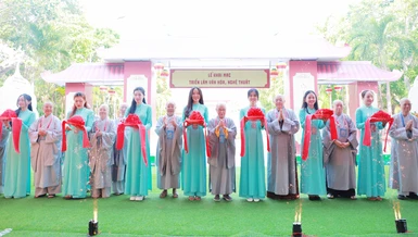 Khai mạc triển lãm văn hóa nghệ thuật "Vạn dặm yêu thương"