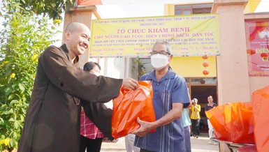 Thượng tọa Thích Đạo Phước tặng quà đến người cao tuổi