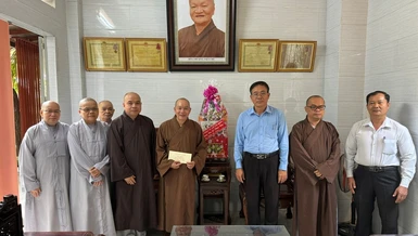 Ban Tôn giáo TP.HCM chúc mừng Phật đản đến Tăng Ni quận 3