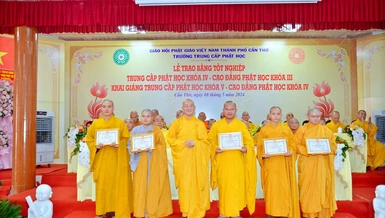 Lễ trao bằng tốt nghiệp đến Tăng Ni sinh Trường Trung cấp Phật học TP.Cần Thơ