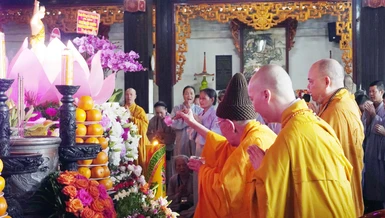Trưởng lão Hòa thượng Thích Đức Nghiệp, Phó Pháp chủ kiêm Giám luật, Trưởng ban Giám luật thuộc Hội đồng Chứng minh GHPGVN, Trưởng môn phái tổ đình Vĩnh Nghiêm thực hiện nghi thức sái tịnh