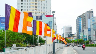 Cờ Phật giáo được thiết trí rợp cầu Công Lý hướng vào chùa Vĩnh Nghiêm (Q.3, TP.HCM) 