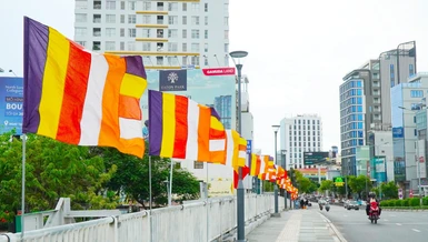 Cờ Phật giáo được thiết trí rợp cầu Công Lý hướng vào chùa Vĩnh Nghiêm (Q.3, TP.HCM) 