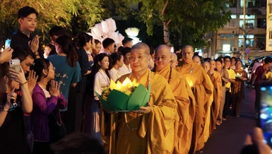 Đêm hoa đăng kính mừng Phật đản Phật lịch 2568 tại chùa Pháp Hoa tối 12-4 âm lịch