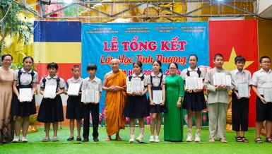 Trao giấy chứng nhận đến các em học sinh lớp 5 hoàn thành chương trình phổ cấp tiểu học