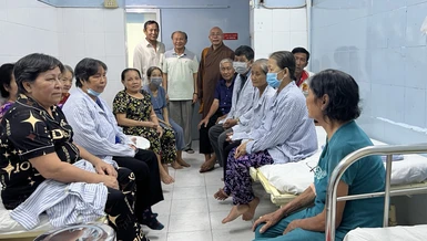 Thượng tọa Thích Thiện Từ cùng mạnh thường quân thăm hỏi đến bà con trước khi mổ mắt