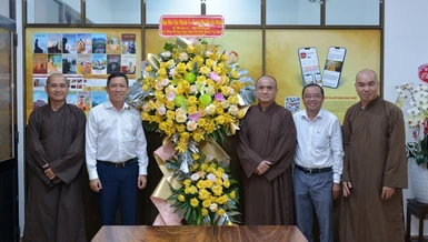 Lãnh đạo Ban Dân vận Thành ủy TP.HCM tặng hoa chúc mừng Báo Giác Ngộ 