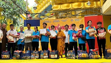 Hòa thượng Thích Thiện Chiếu trao giấy chứng nhận và tặng quà đến các học viên khiếm thị