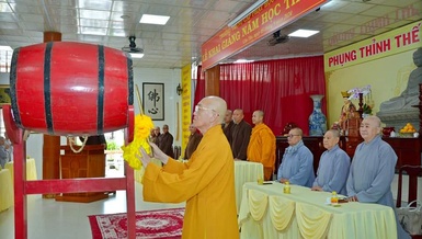 Thượng tọa Thích Bình Tâm, Hiệu trưởng Trường Trung cấp Phật học TP.Cần Thơ đánh trống khai giảng năm học mới 