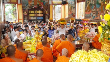 Phật tử tác bạch dâng y Kathina đến chư Tăng chùa Candaransi