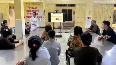 Bác sĩ Đỗ Thị Ngọc Bình, Trưởng trạm y tế quận tập huấn về an toàn vệ sinh thực phẩm 