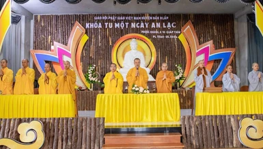 Chư tôn đức chứng minh Lễ tổng kết khóa tu Ngày an lạc tại chùa Phước Quang
