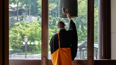 Chuông chùa Nhật Bản, giống như chuông chùa của các nước khác, được đánh từ bên ngoài bằng chày hoặc thanh xà treo chứ không phải bằng một quả lắc bên trong.