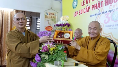 Thượng tọa Thích Thiện Chơn, Chủ nhiệm Lớp Sơ cấp Phật học Q.3 trao quà tri ân đến Trưởng lão Hòa thượng Thích Thanh Hùng - Ảnh: Trí Thuận