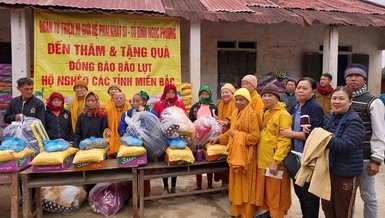 Chư Ni hệ phái Khất sĩ tặng quà bà con tại Hà Giang