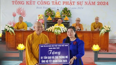 Ban Trị sự quận Bình Thủy trao bảng ủng hộ đến UBMTTQVN quận để chăm lo Tết Ất Tỵ - 2025 cho người nghèo