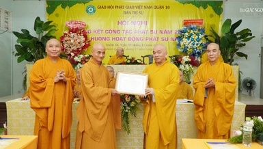 Thượng tọa Thích Thiện Quý trao Bằng tuyên dương công đức đến tập thể Ban Trị sự GHPGVN Q.10