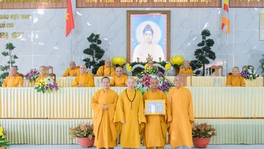 Thượng tọa Thích Quang Thạnh trao Bằng tuyên dương công đức của Phật giáo TP.HCM đến Ban Trị sự GHPGVN H.Củ Chi