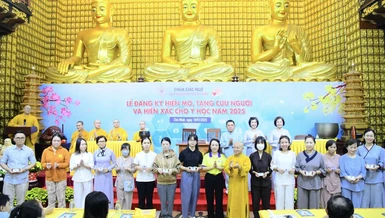 Bà Nguyễn Thị Kim Tiến, Chủ tịch Hội Vận động hiến tặng mô bộ phận cơ thể người Việt Nam; Thượng tọa Thích Nhật Từ trao thẻ đến người đăng ký 