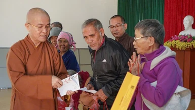 Thượng tọa Thích Quảng Hiền, trụ trì chùa Pháp Hoa đến trực tiếp các xã trên địa bàn tỉnh Đắk Nông tặng quà bà con đón Tết