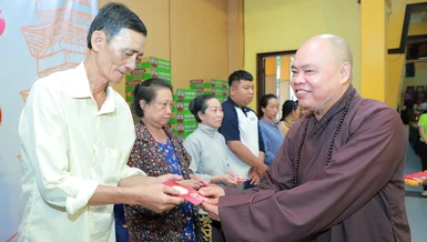 Thượng tọa Thích Thanh Phong, Trưởng ban Kinh tế - Tài chính T.Ư, trụ trì chùa Vĩnh Nghiêm trao quà Tết đến người dân khó khăn TP.HCM