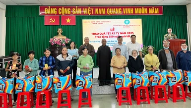 Thượng tọa Thích An Thường, Trưởng ban Trị sự GHPGVN H.Củ Chi cùng đại diện các đơn vị tặng quà Tết đến người khó khăn 