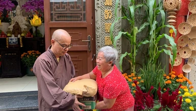 Nụ cười hoan hỷ khi được sẻ chia trước thềm năm mới