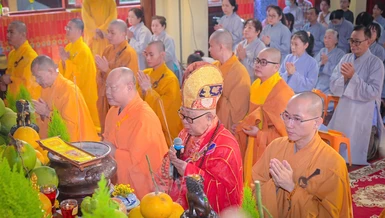 Trưởng lão Hòa thượng Thích Như Tín niêm hương khai đàn Dược Sư tại chùa Bửu Đà