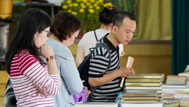  Phật tử, khách du xuân tham quan Hội sách tại chùa Phật Học Xá Lợi