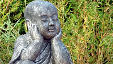 Hãy sống với tâm hồn thơ mộng như một hậu sinh của rồng và tiên, hãy thường trực nhìn thấy tất cả chúng sinh và mình như chung trong một chùm bọt nước. Và hãy sẵn sàng bố thí dù là miếng ăn cuối cùng của mình