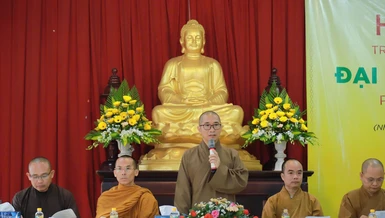 Đại đức Thích Nguyên Huấn, Trưởng ban Trị sự GHPGVN TP.Buôn Ma Thuột phát biểu tại phiên họp