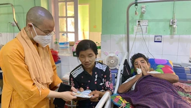 Đoàn hỗ trợ đến người dân Myanmar đang điều trị tại bệnh viện